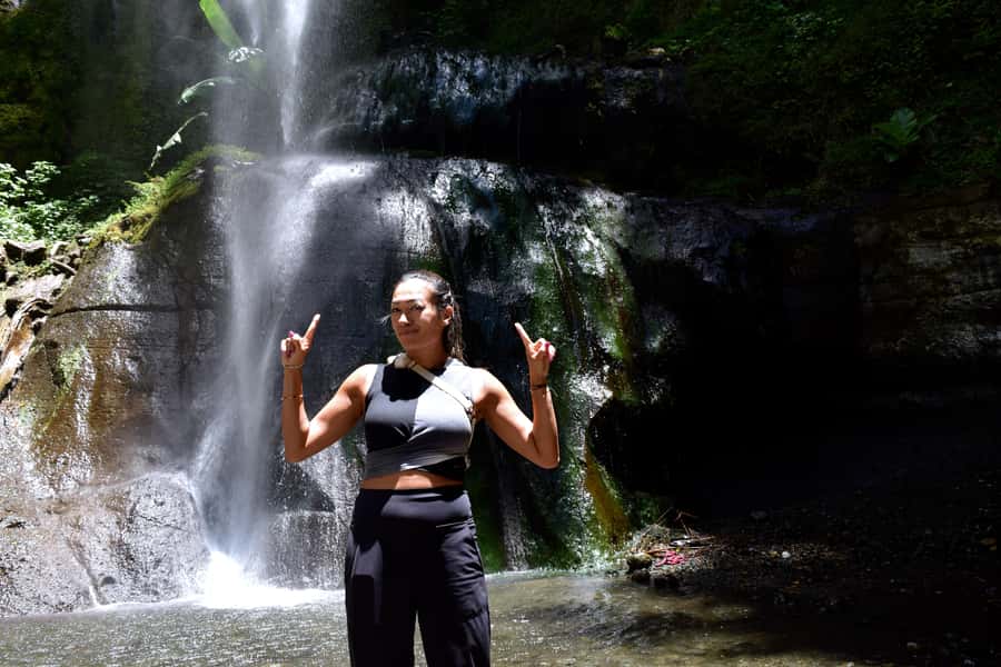 Arusha: Napuru Waterfalls - The Descent Into the Valley