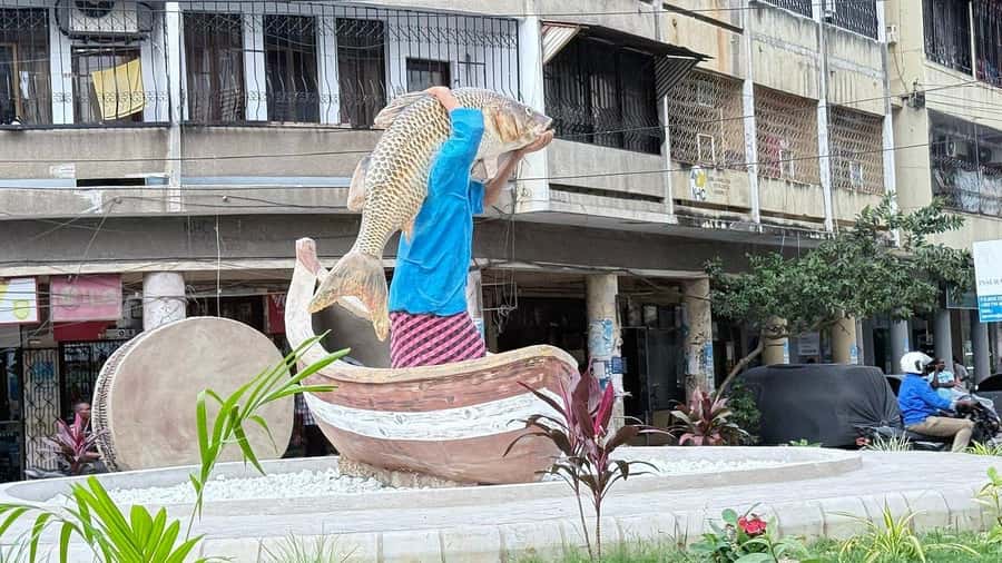 Dar es Salaam: Tuk-Tuk Tour, Street Food & Local Lifestyle - Kariakoo Market: the city’s working heart
