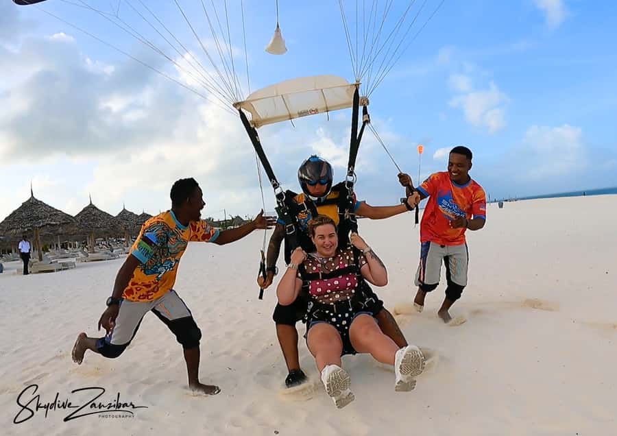 Kendwa: Tandem Skydive in Zanzibar - The short training before takeoff