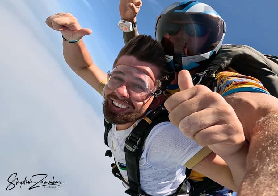 Kendwa: Tandem Skydive in Zanzibar - Meeting at the beach beside the pool
