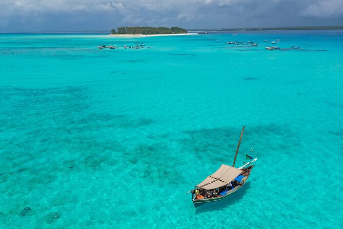 Private/Sharing: Snorkeling with Dolphins Sandbank in Mnemba - Searching for dolphins on the way to Mnemba