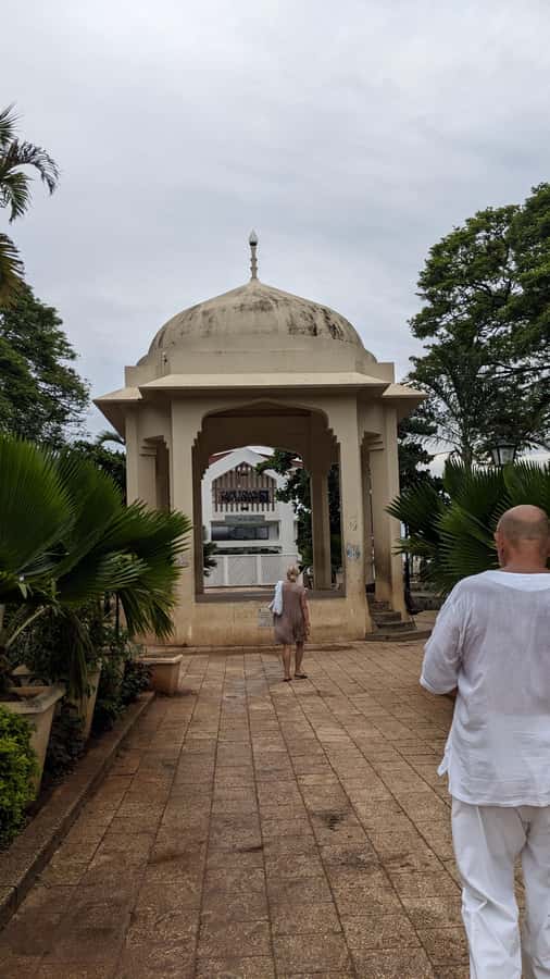 Stone Town: History and Heritage Tour with Guide - Languages, group style, and the walking format